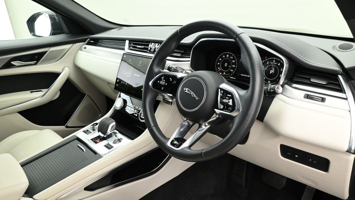 Jaguar F-PACE Image 3