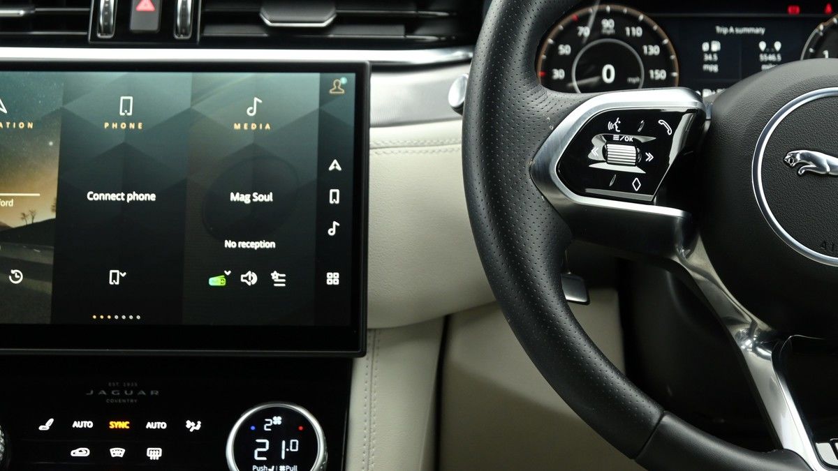 Jaguar F-PACE Image 15