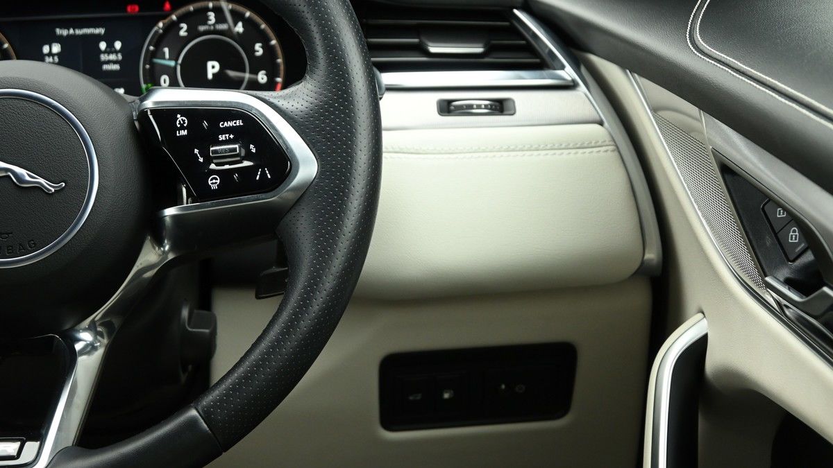 Jaguar F-PACE Image 16