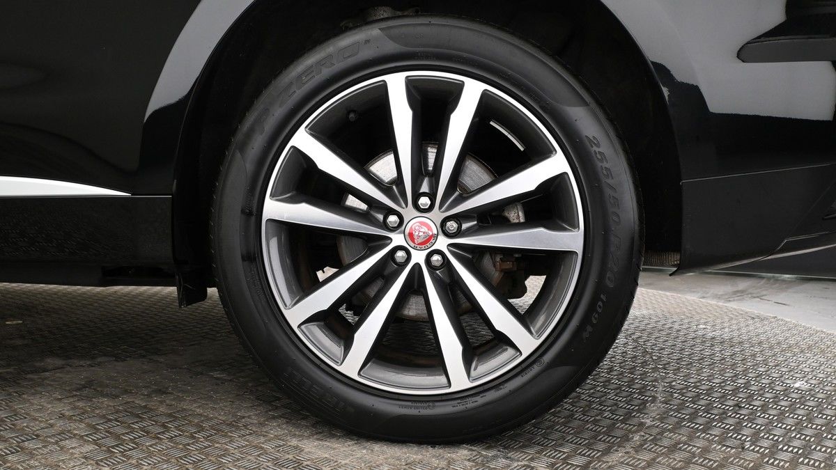 Jaguar F-PACE Image 9