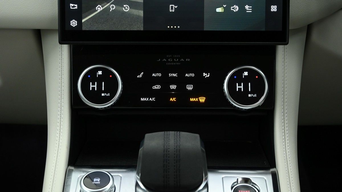 Jaguar F-PACE Image 12