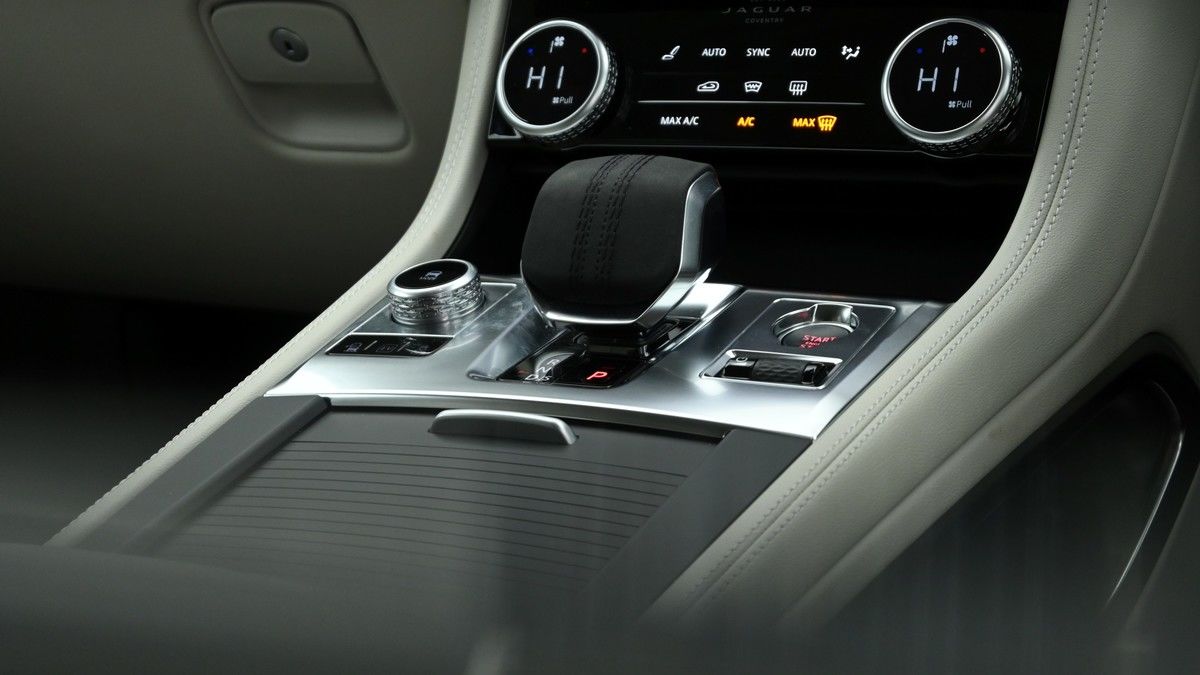 Jaguar F-PACE Image 2