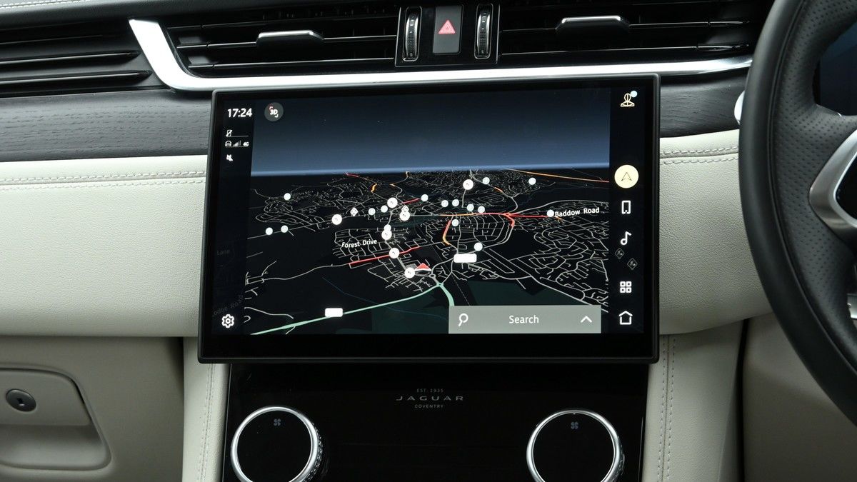 Jaguar F-PACE Image 11