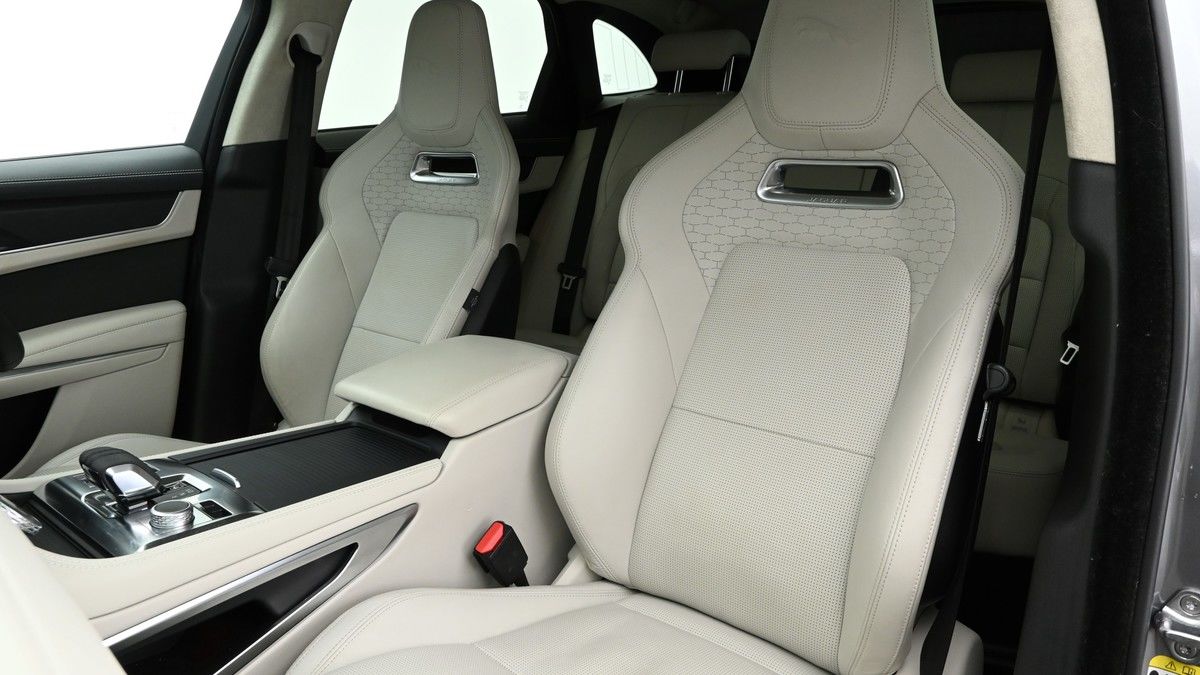 Jaguar F-PACE Image 4