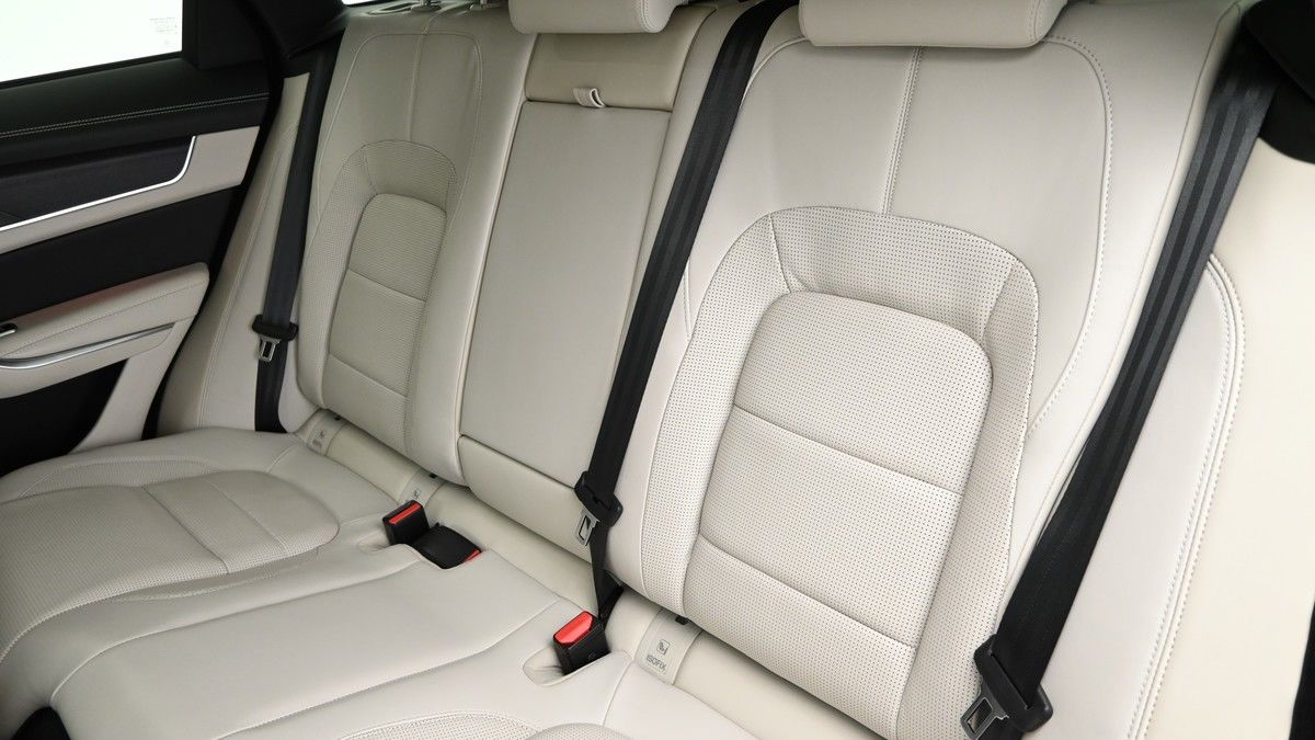 Jaguar F-PACE Image 5