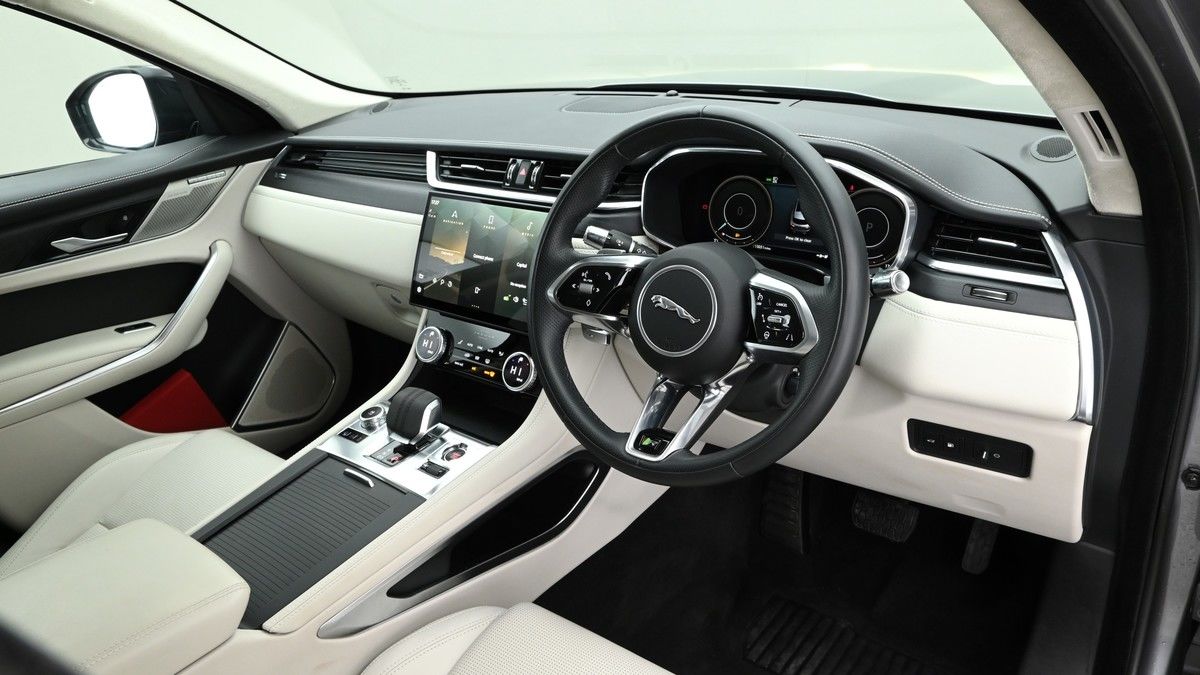 Jaguar F-PACE Image 3