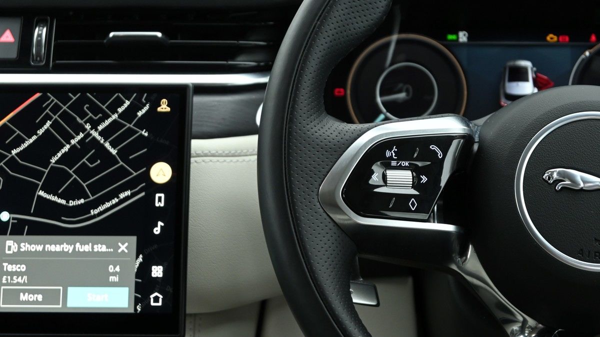 Jaguar F-PACE Image 15