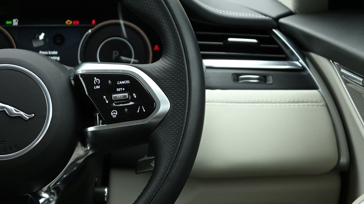 Jaguar F-PACE Image 16