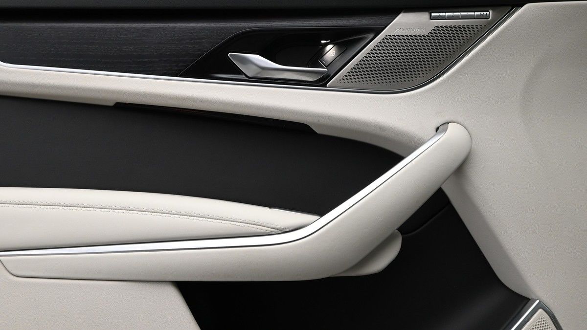 Jaguar F-PACE Image 13