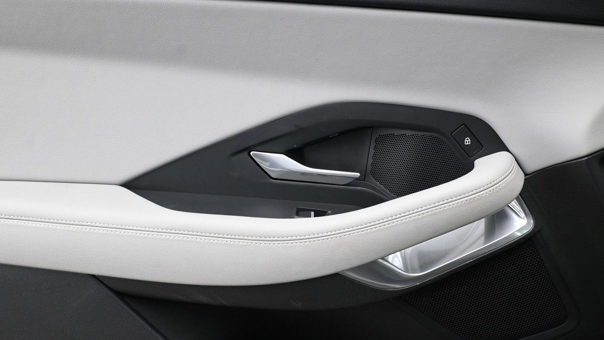 Jaguar E-PACE Image 13