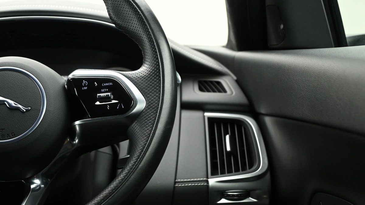 Jaguar E-PACE Image 15