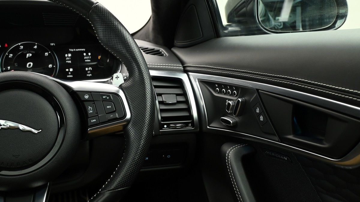 Jaguar F-Type Image 16