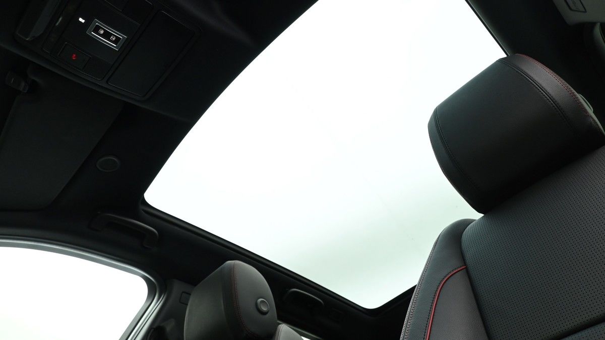 Land Rover Discovery Sport Image 2