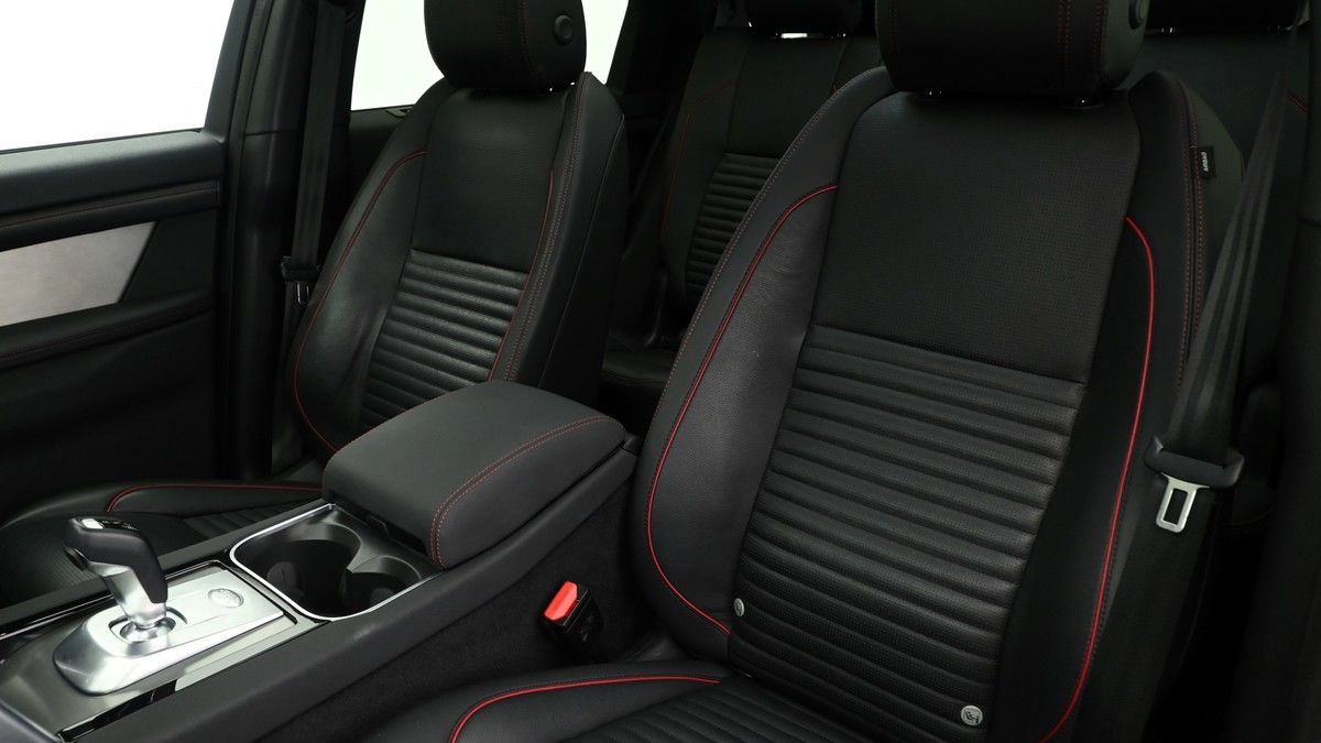Land Rover Discovery Sport Image 4