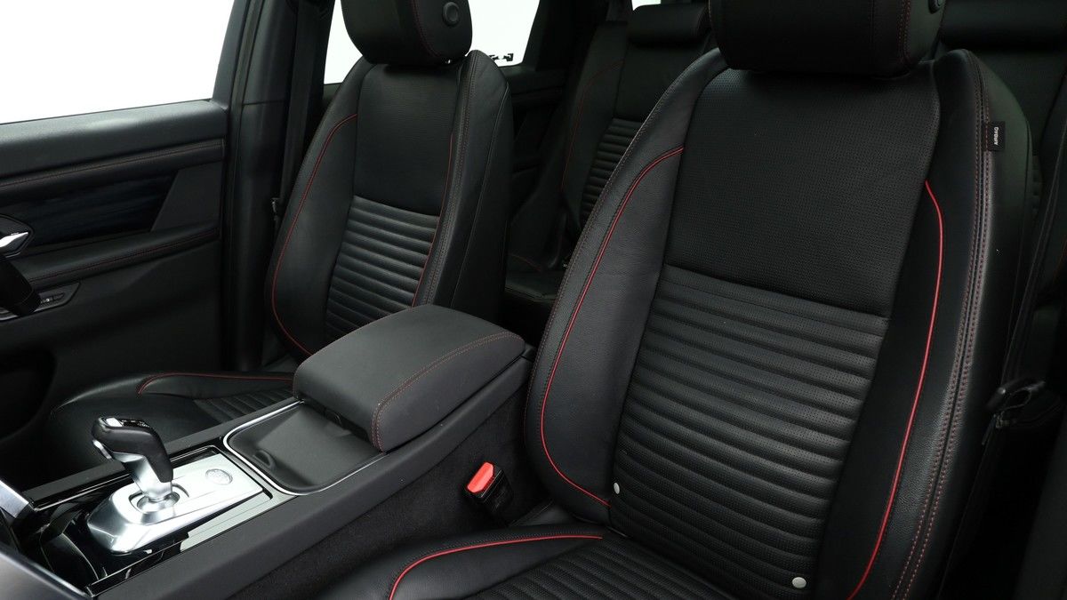 Land Rover Discovery Sport Image 4