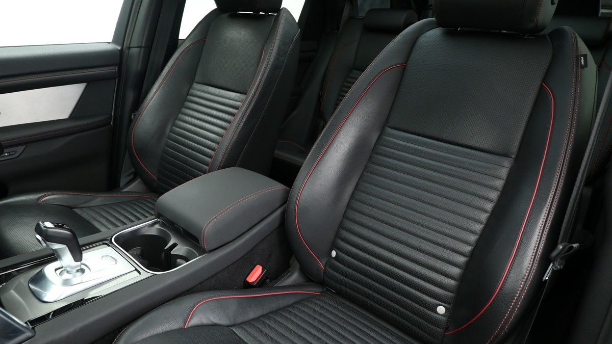 Land Rover Discovery Sport Image 4