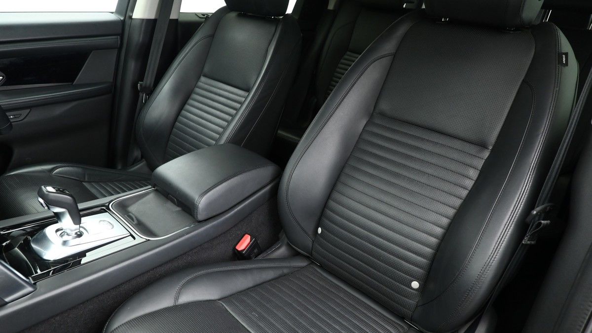 Land Rover Discovery Sport Image 8