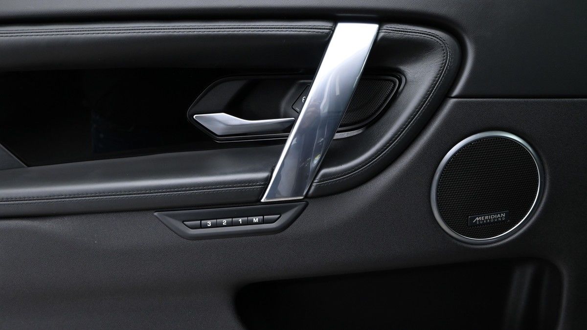 Land Rover Discovery Sport Image 25