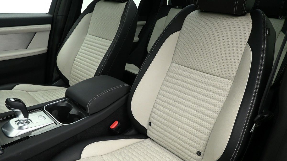 Land Rover Discovery Sport Image 4