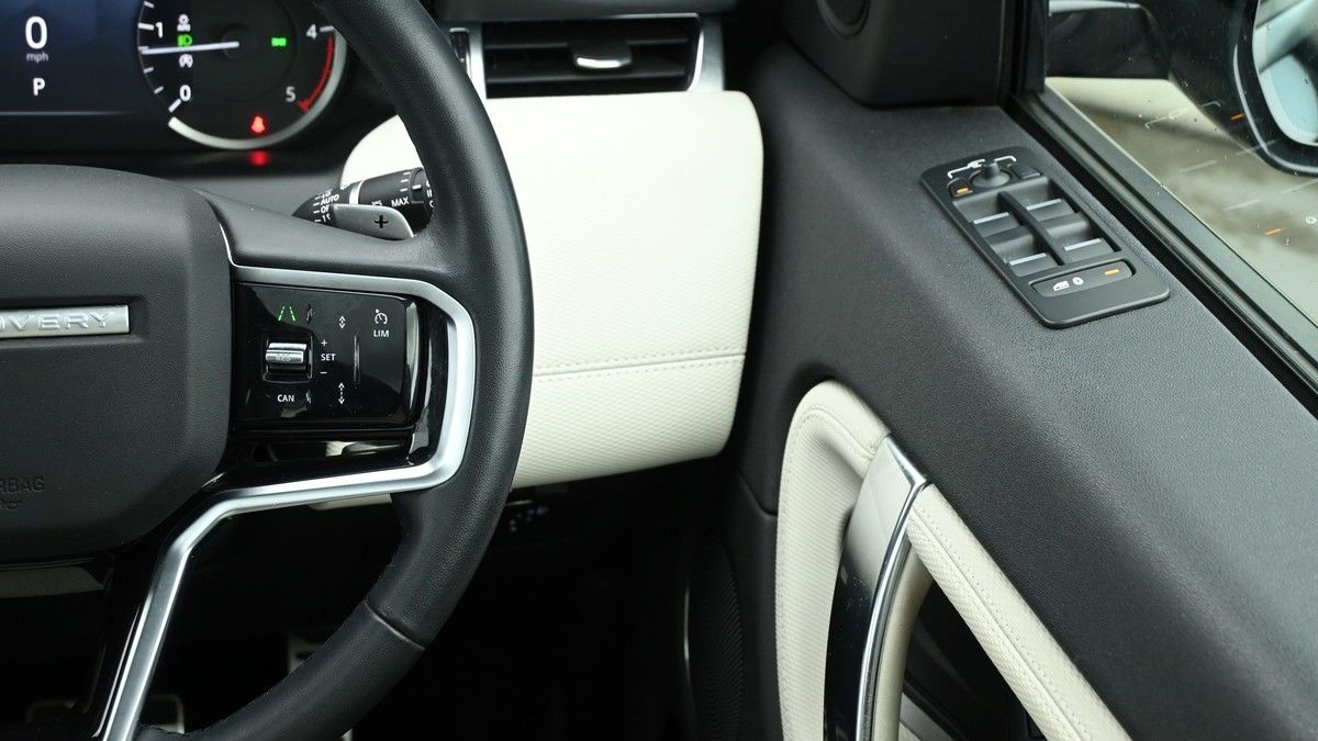 Land Rover Discovery Sport Image 16