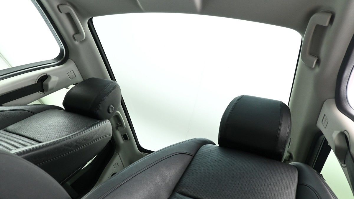 Land Rover Discovery Sport Image 2
