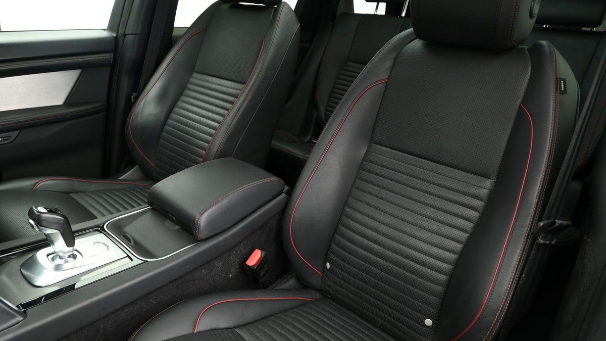 Land Rover Discovery Sport Image 4