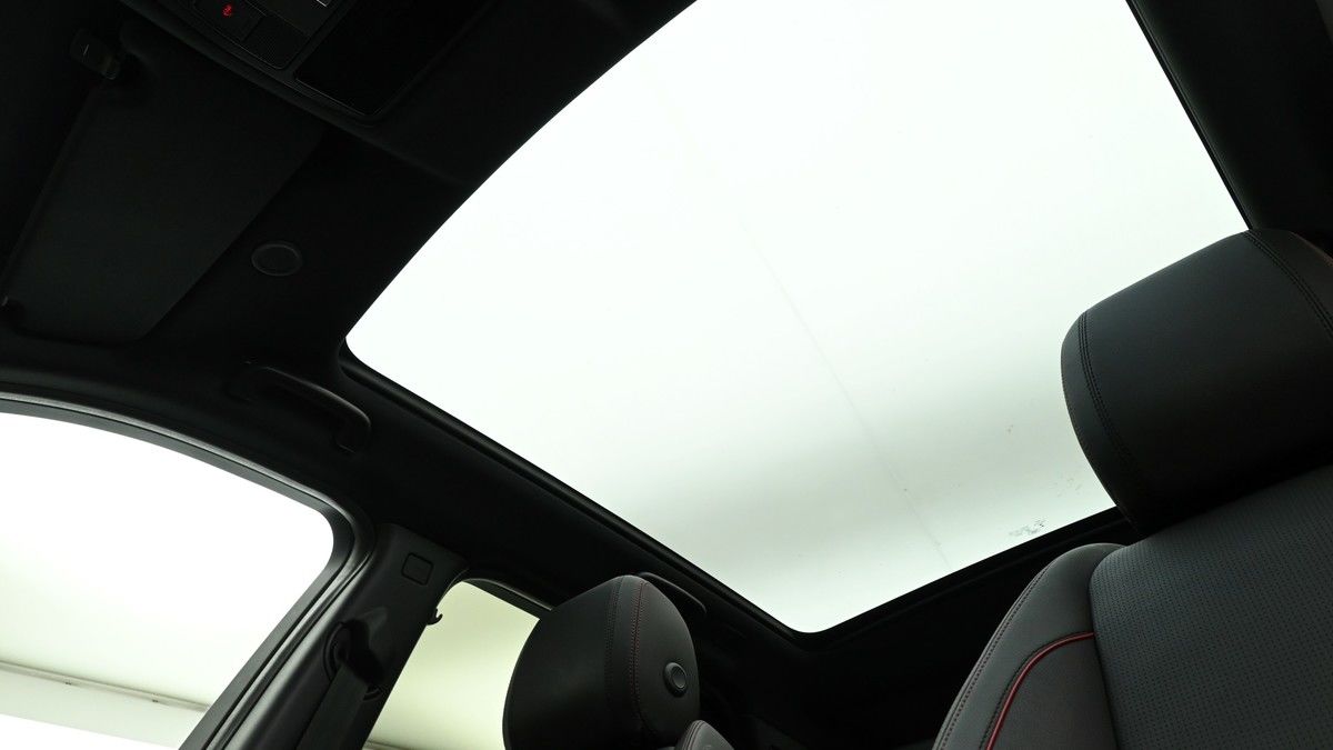 Land Rover Discovery Sport Image 2