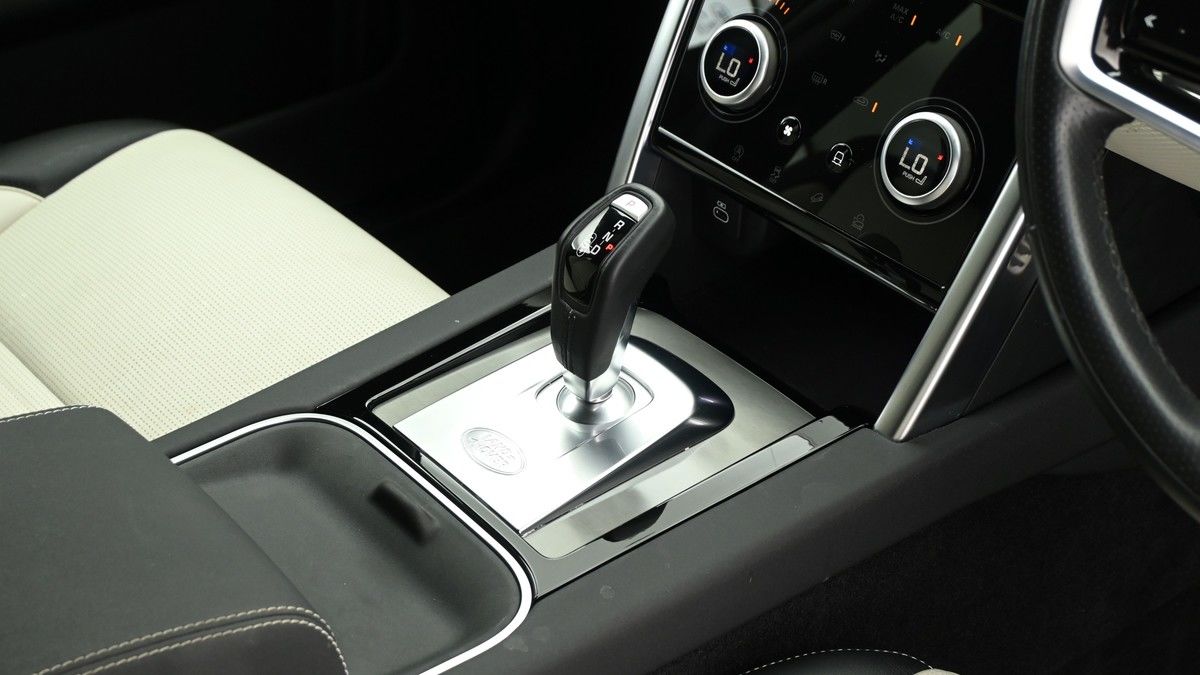 Land Rover Discovery Sport Image 2