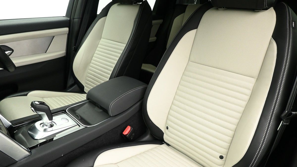 Land Rover Discovery Sport Image 4