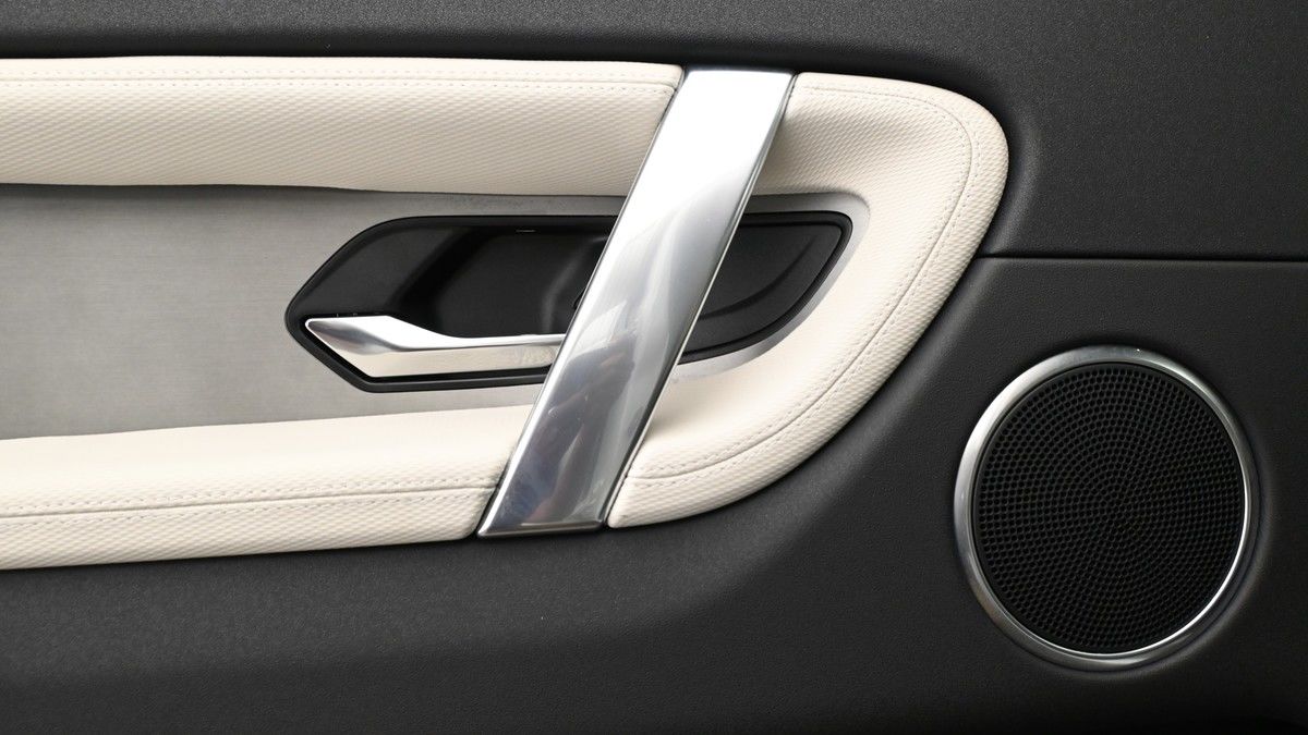 Land Rover Discovery Sport Image 13