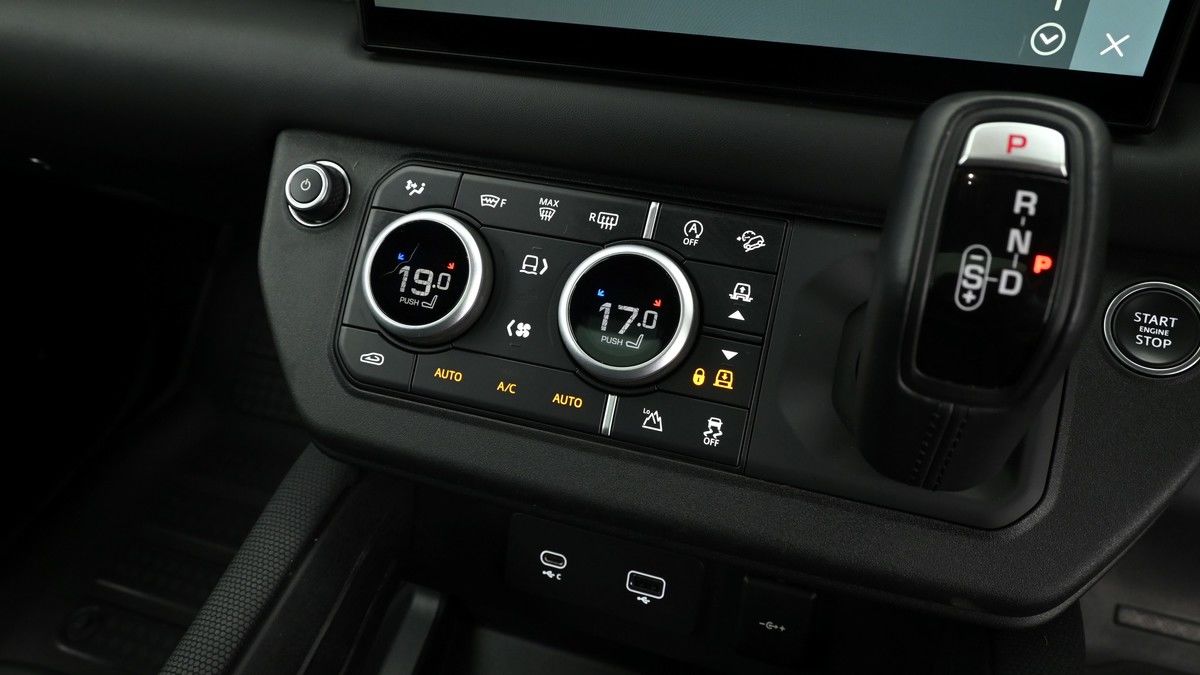 Land Rover Defender 90 Image 12