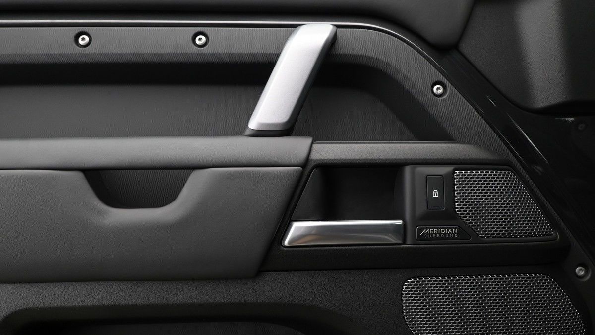 Land Rover Defender 90 Image 13