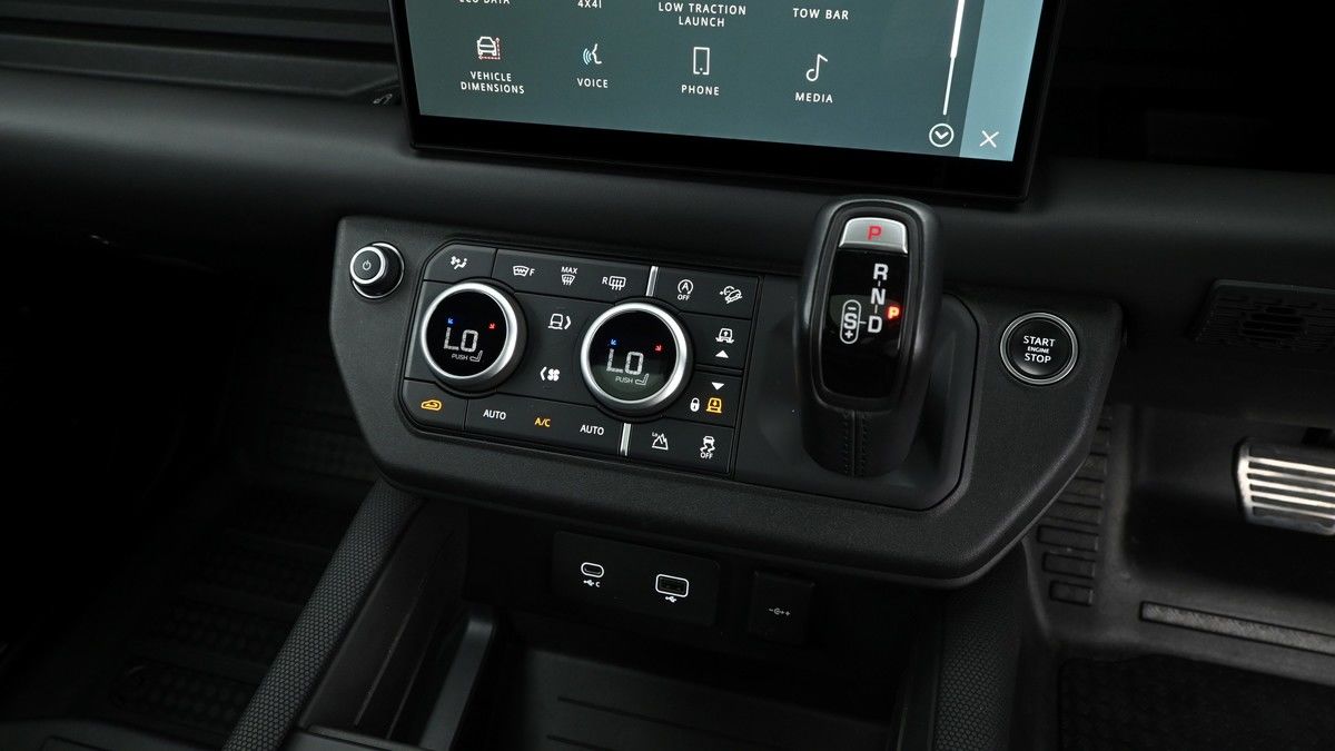 Land Rover Defender 90 Image 12