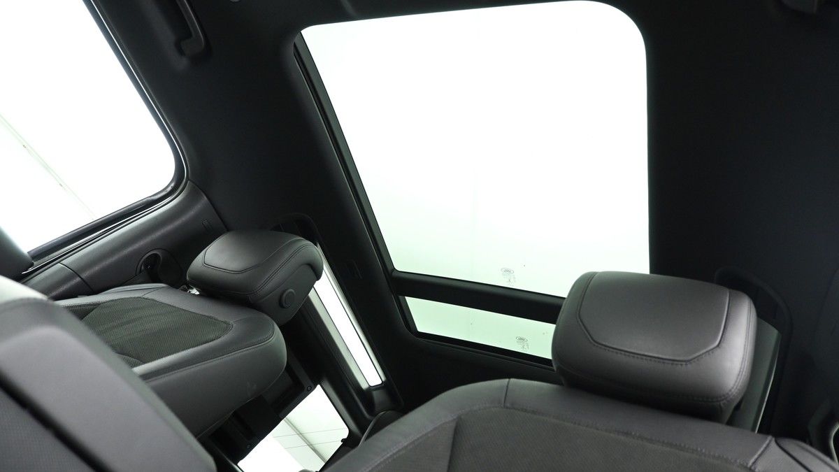 Land Rover Defender 90 Image 2