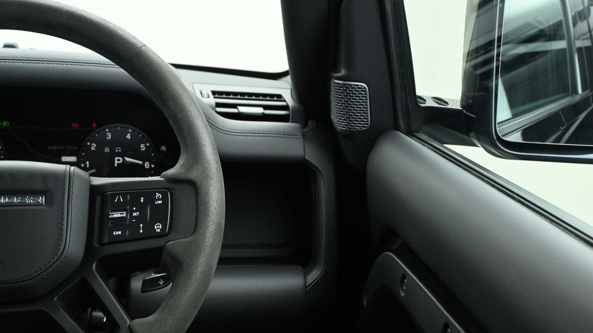 Land Rover Defender 90 Image 16