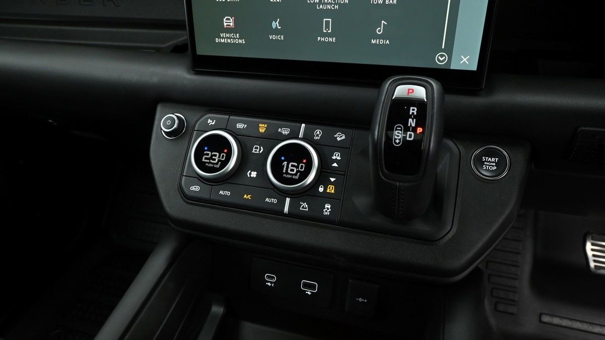 Land Rover Defender 90 Image 12