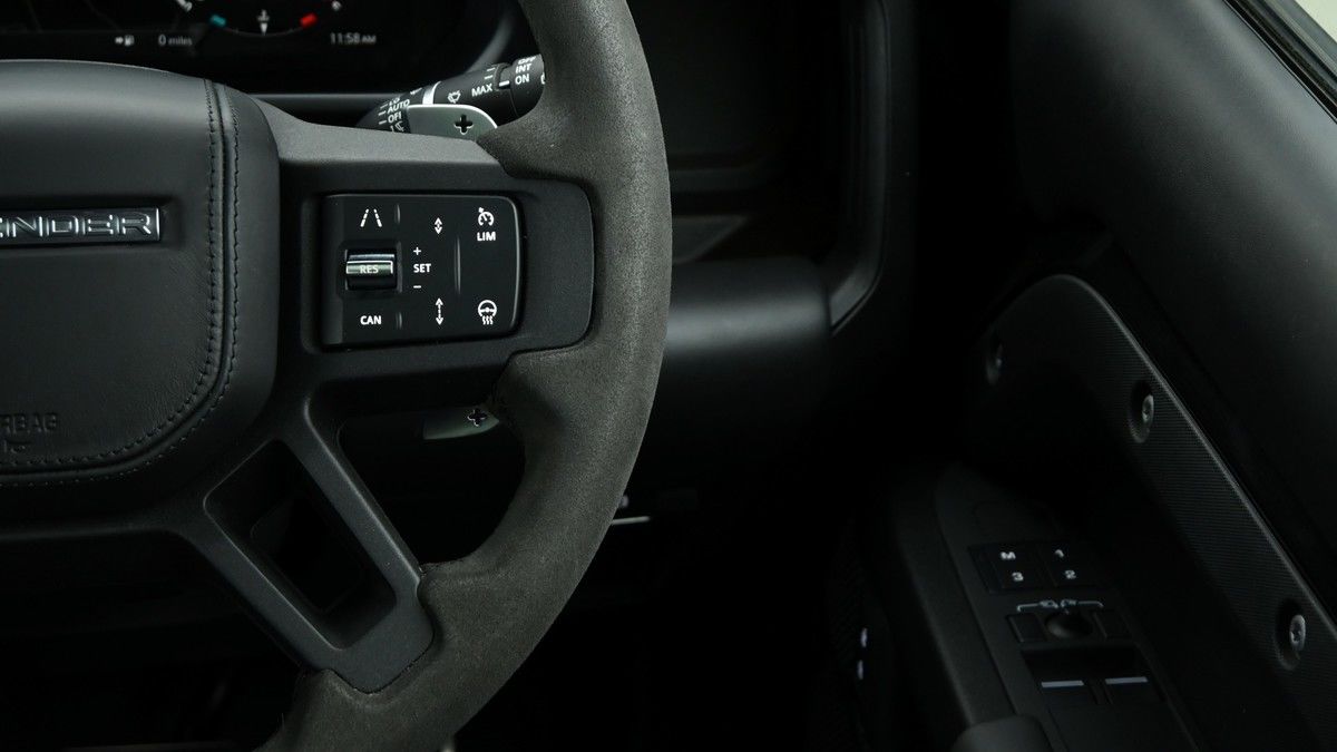 Land Rover Defender 90 Image 16