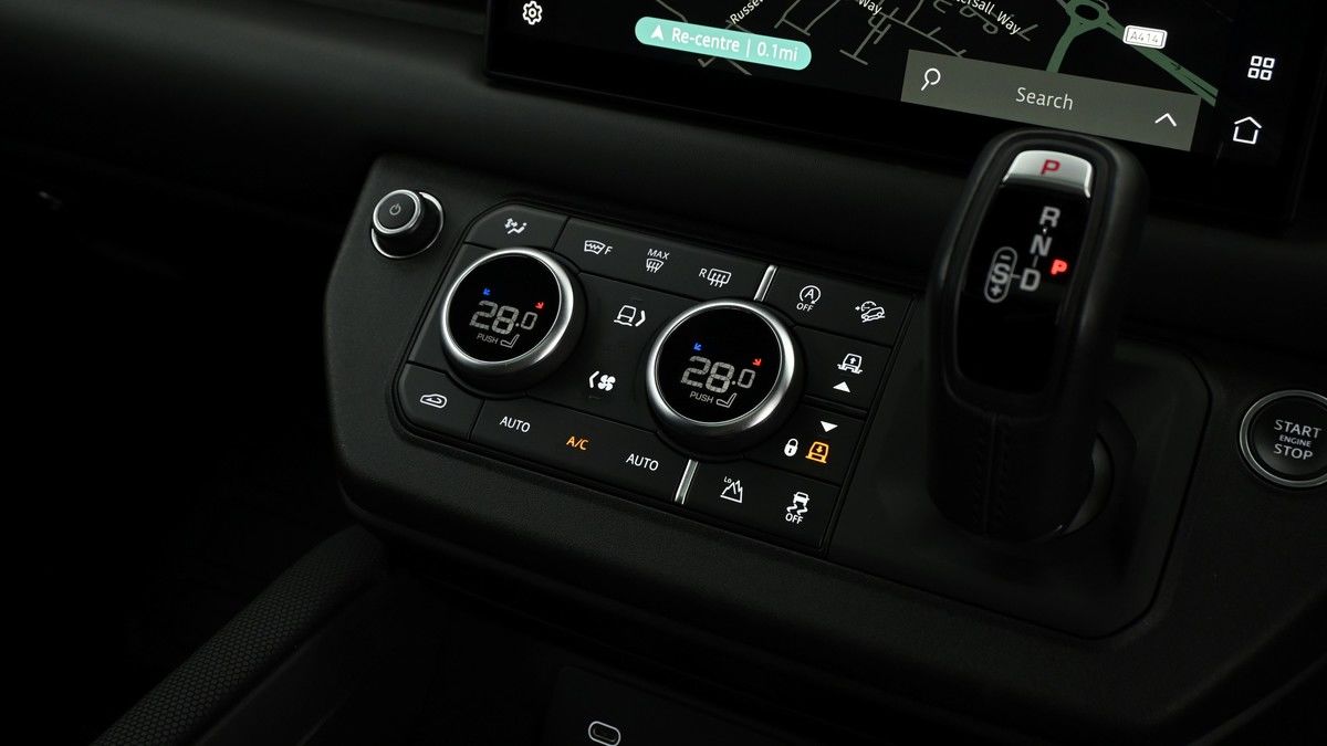 Land Rover Defender 90 Image 12