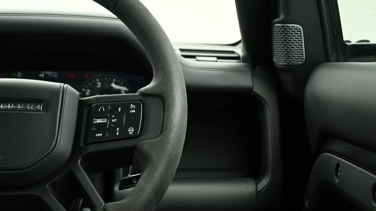 Land Rover Defender 90 Image 16