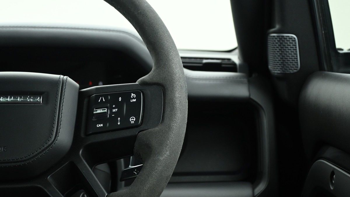 Land Rover Defender 90 Image 16