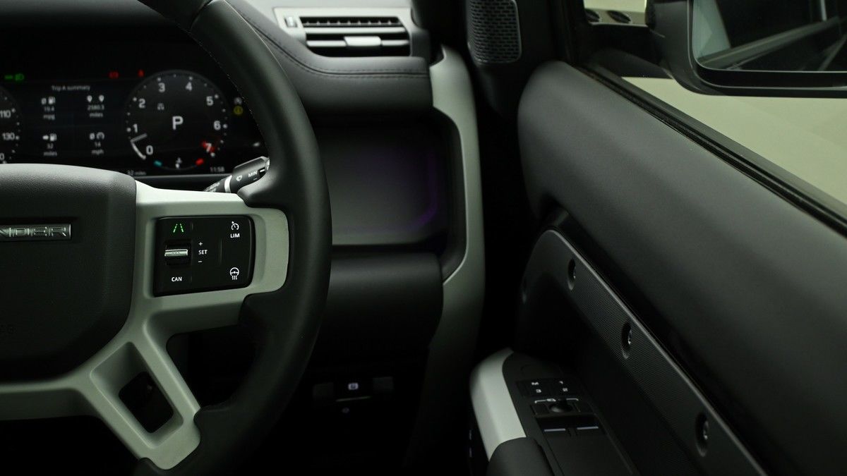Land Rover Defender 90 Urban Image 16