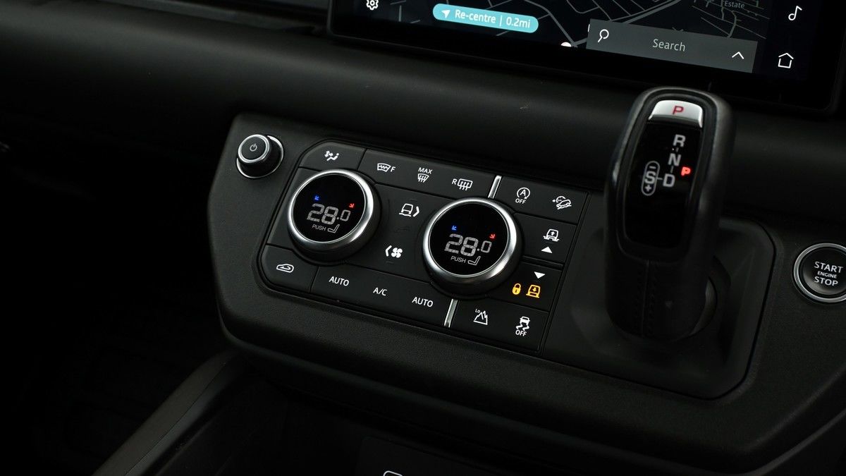 Land Rover Defender 90 Image 12