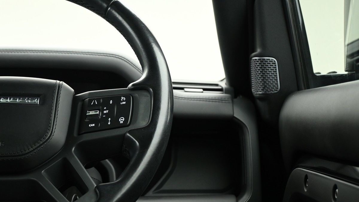 Land Rover Defender 90 Image 16