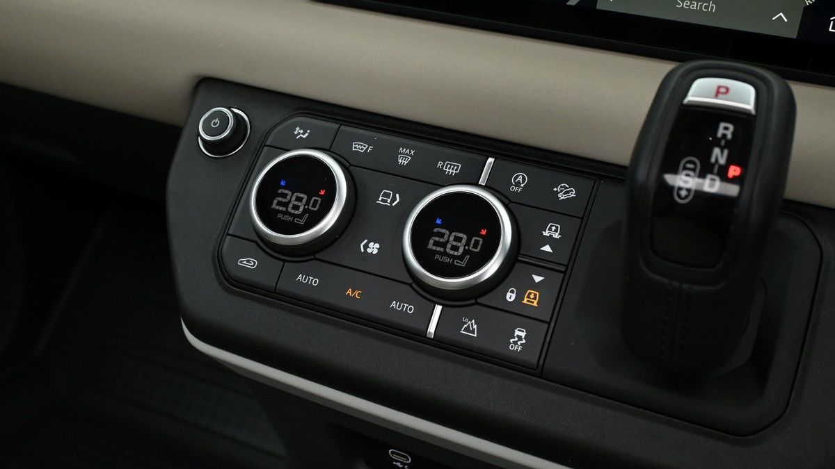 Land Rover Defender 90 Image 12