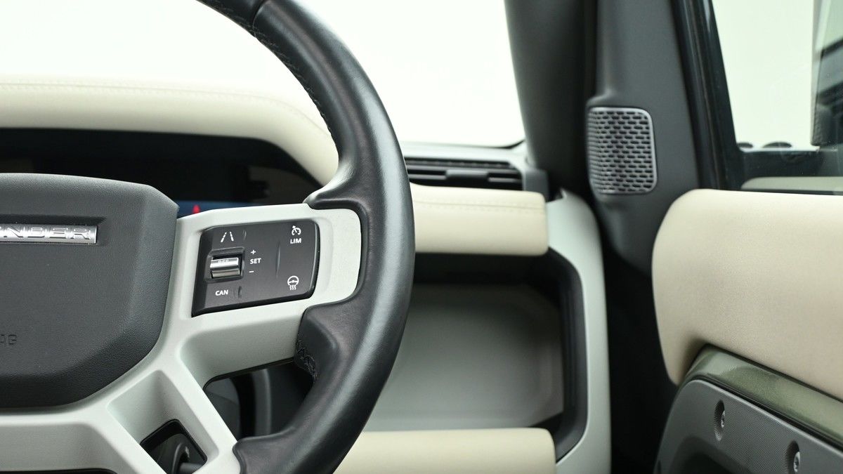 Land Rover Defender 90 Image 16