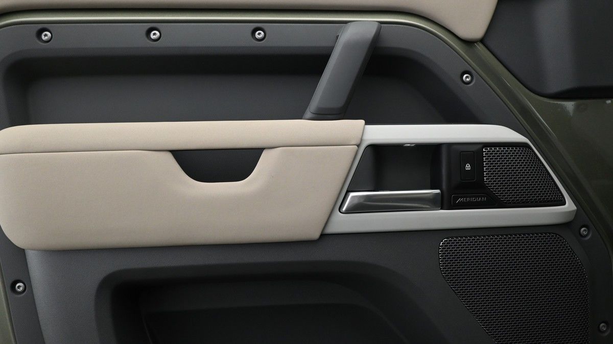 Land Rover Defender 90 Image 13
