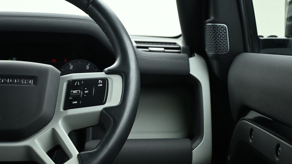 Land Rover Defender 90 Image 32
