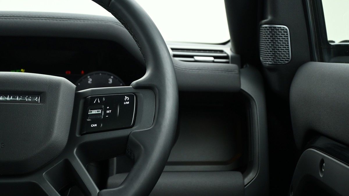 Land Rover Defender 90 Image 16