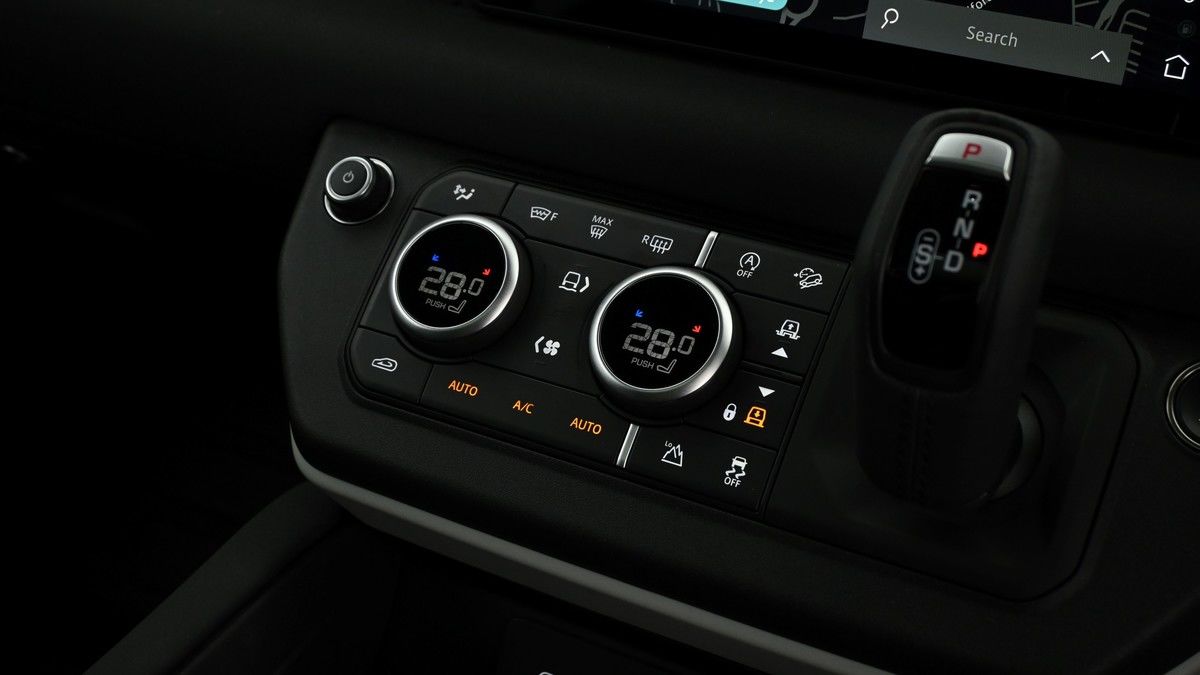 Land Rover Defender 90 Image 12