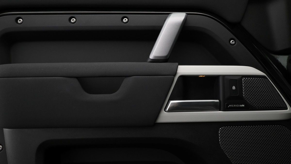 Land Rover Defender 90 Image 13